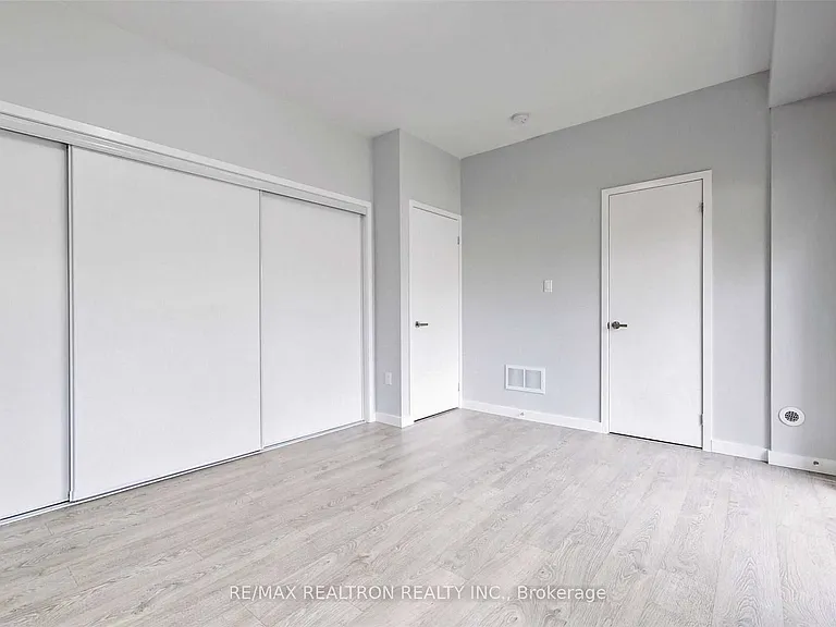 76 Genuine Ln — Photo 33