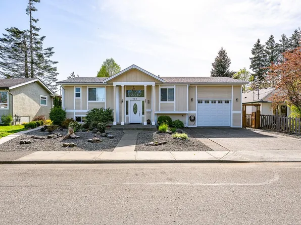 787 Stewart Ave, Courtenay, BC V9N 3H3