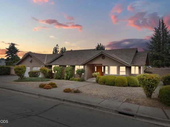 1449 Ben Aire Cir, Grants Pass, OR 97527