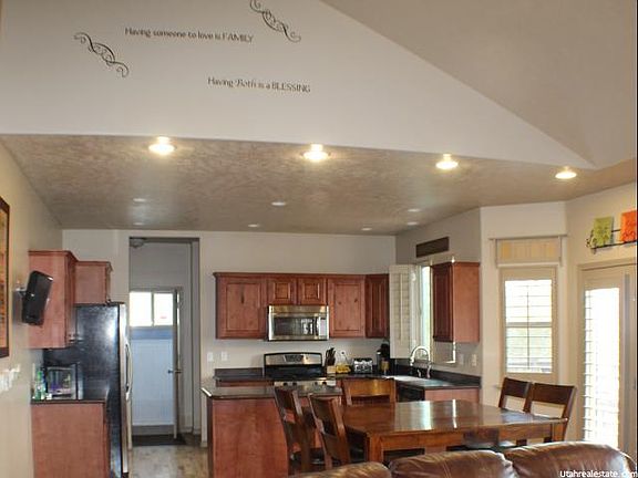 2nd image of 502 W Meadow Crest Way