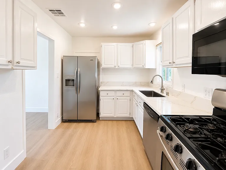 917 N Mariposa St — Photo 5
