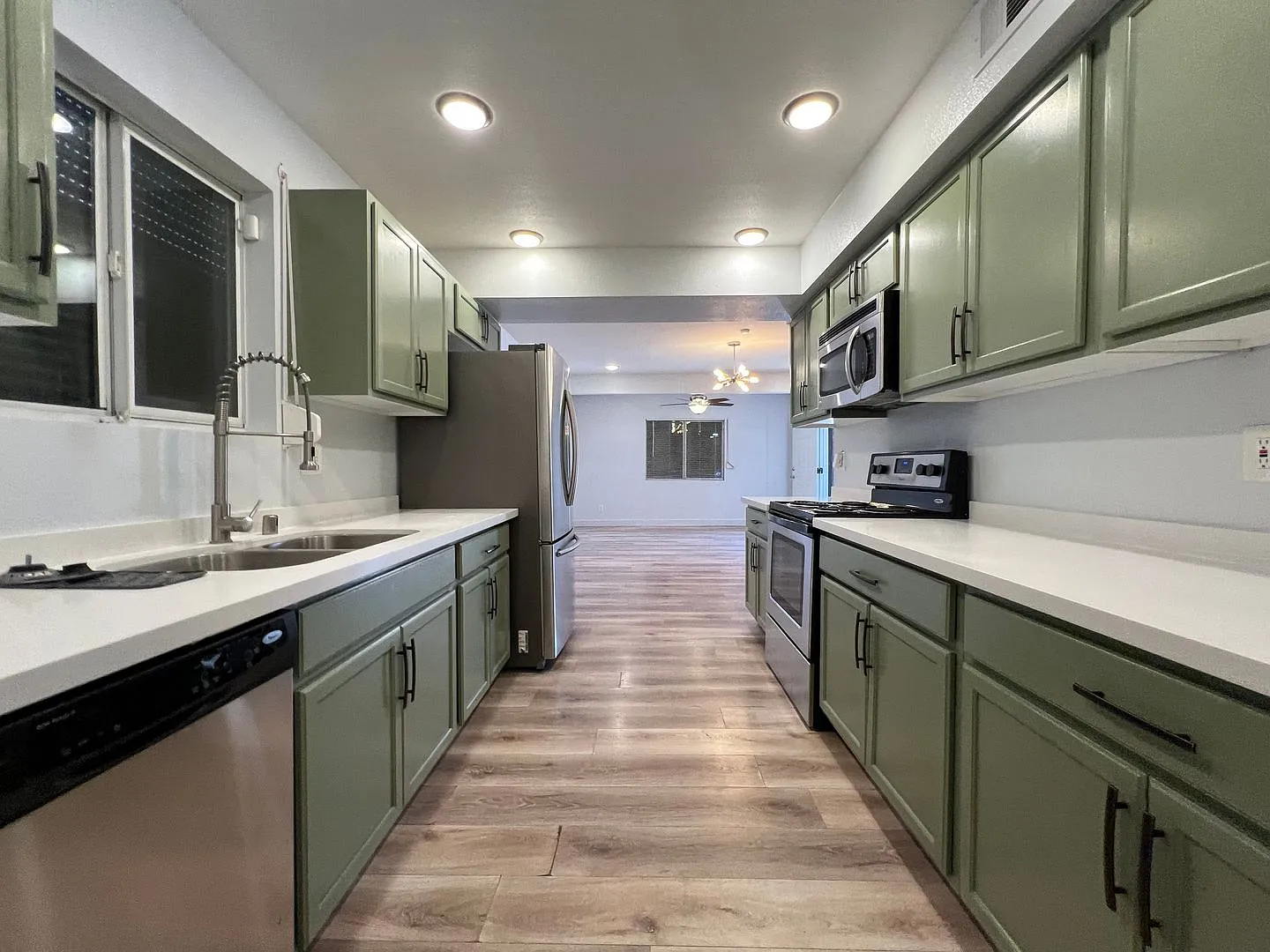 Modern Gated Home with Designer Finishes on Large Corner Lot — Photo 3