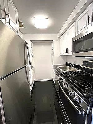 3rd image of 15 E 9th St #6