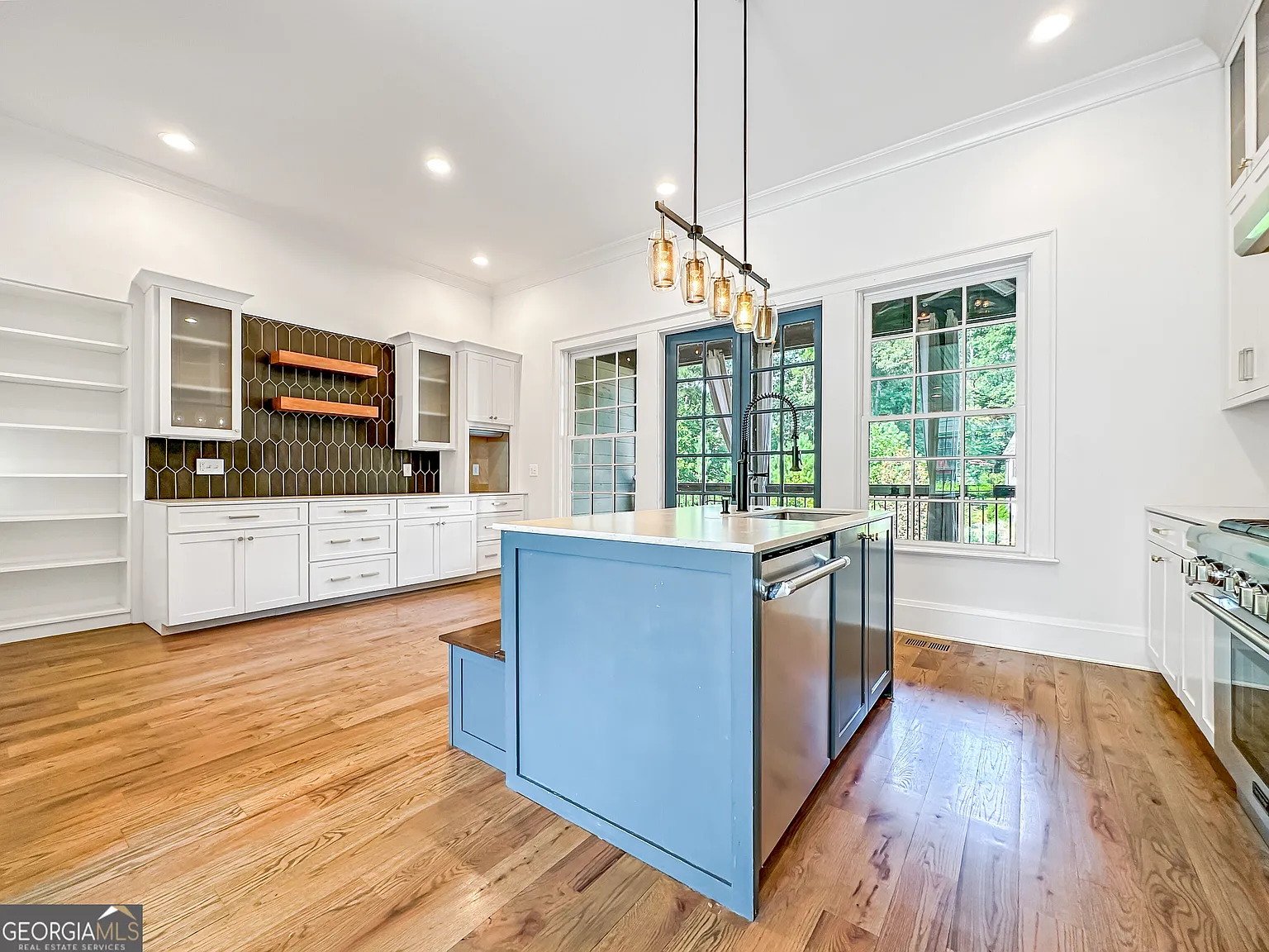 3 bed, 2.5 bath, 2233 sqft, $4,200 — Photo 4