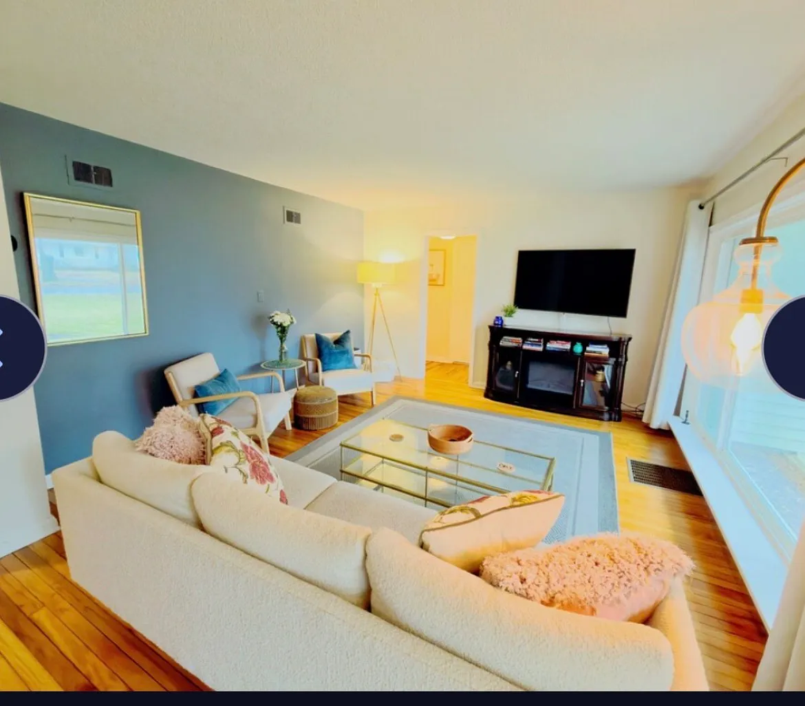 3 bed, 1.5 bath, 1324 sqft, $2,500 — Photo 2