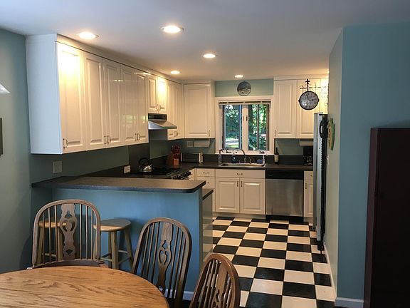 A well equipped kitchen for all your cooking needs! We provide many of the pantry staples you'll need.