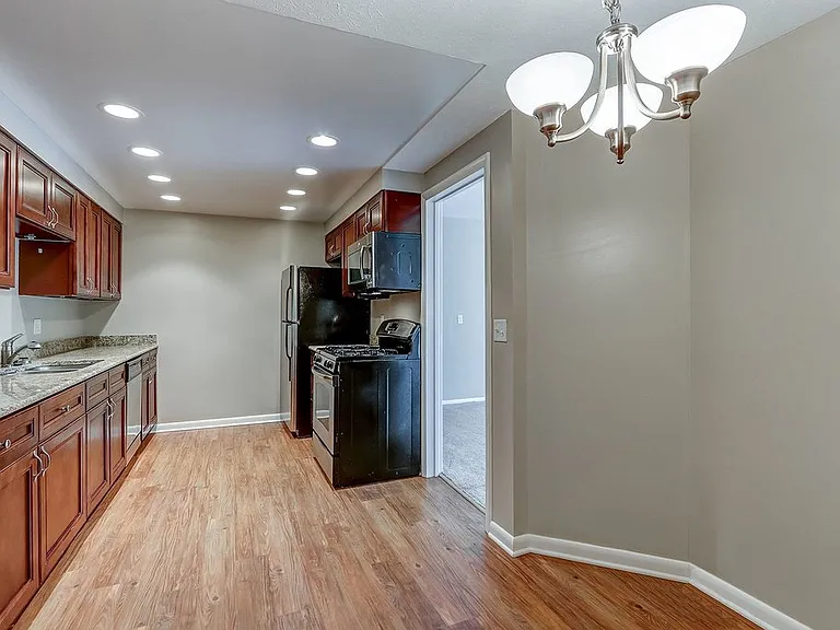 Four Seasons Apartments — Photo 35