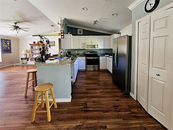 4th image of 1235 Damen St E