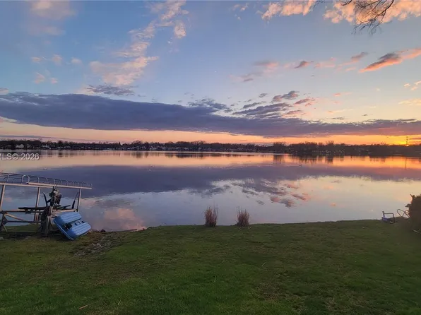 605 Hilltop Dr, White Lake, MI 48386