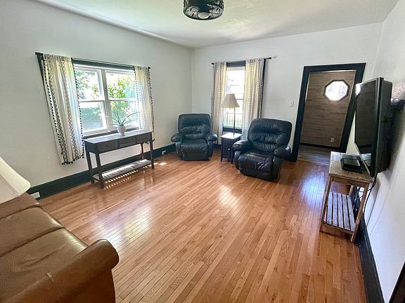 3rd image of 1054 Creve Coeur St