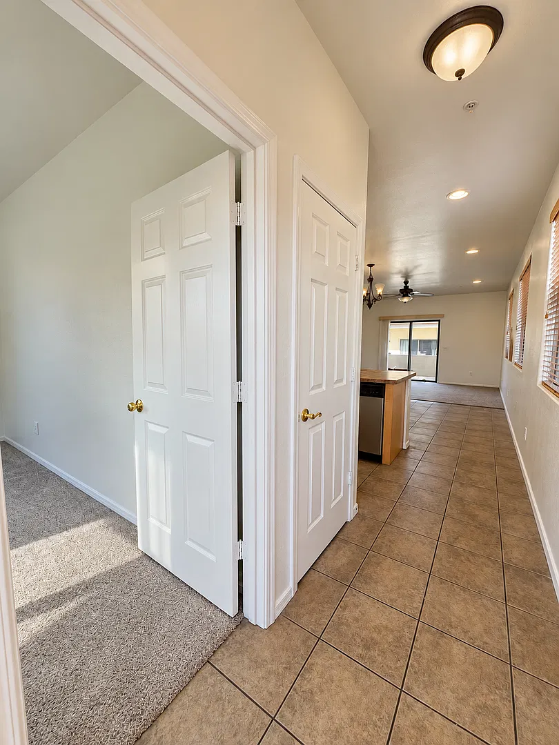 Unfurnished, 1-year long-term rental — Photo 3