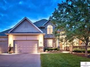 6933 N 118th Cres, Omaha, NE 68142