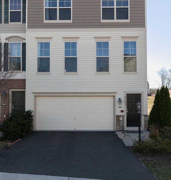 1st image of 42643 Chisholm Dr