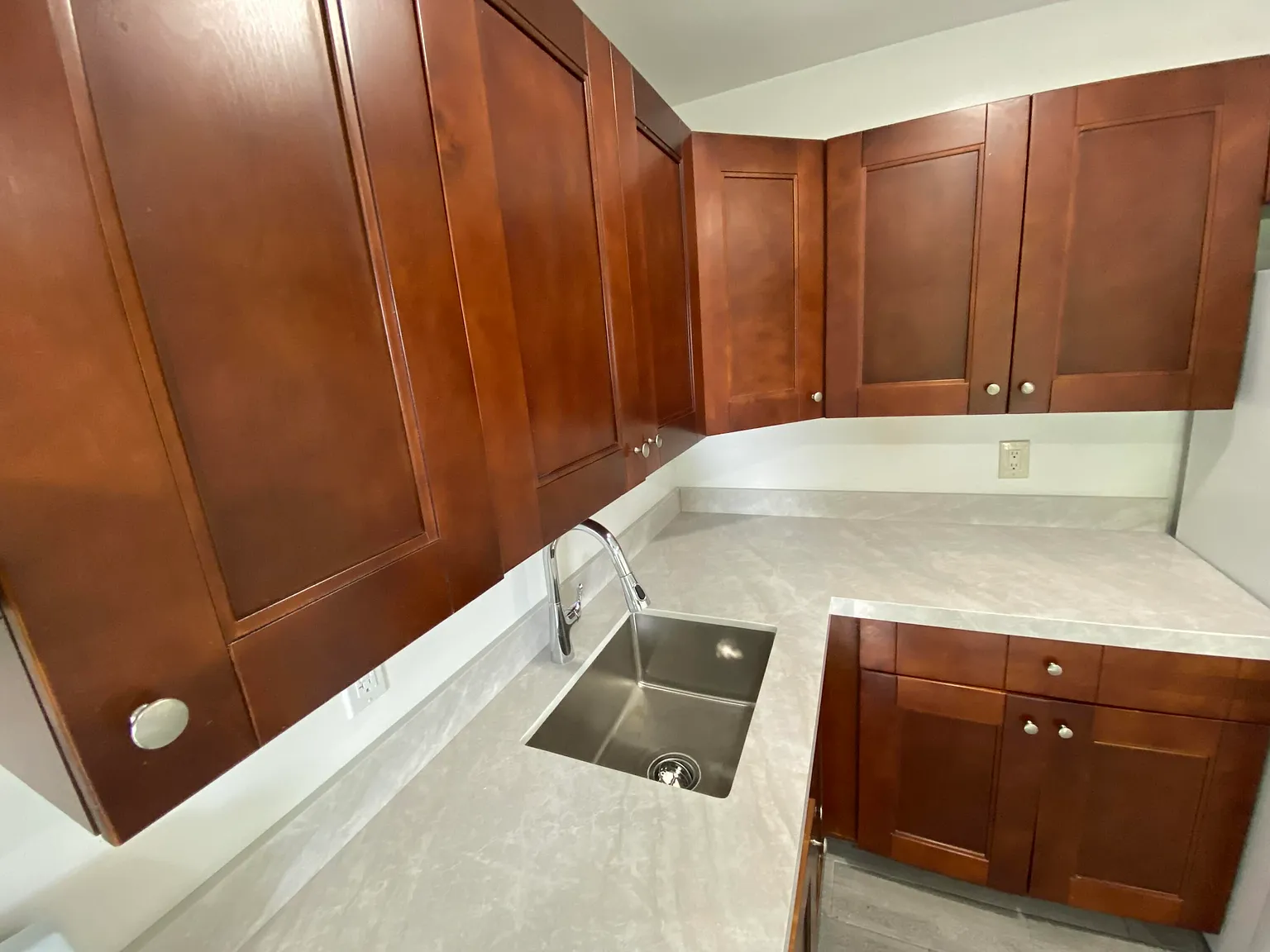 2 bed, 1.0 bath, 3554 sqft, $2,400 — Photo 2