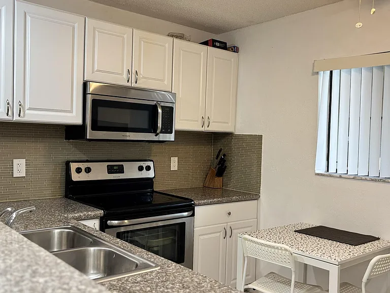 5130 Las Verdes Cir — Photo 4