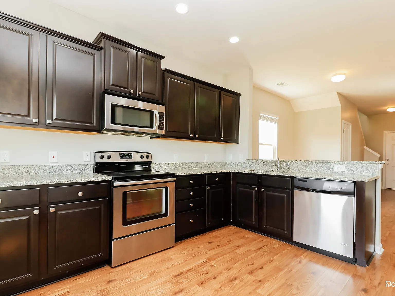 4 bed, 3.5 bath, 2379 sqft, $2,620 — Photo 2