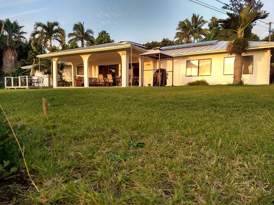 Makai (oceanside) of house.