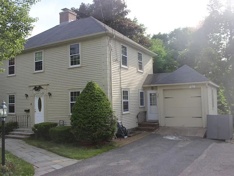 Garage and additional kitchen entrance can be seen in the pic