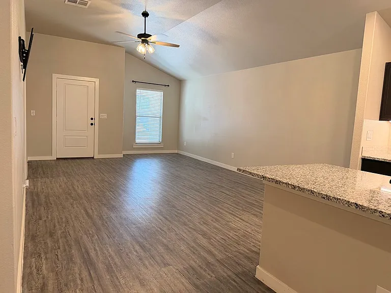 409 Chitalpa Dr — Photo 4