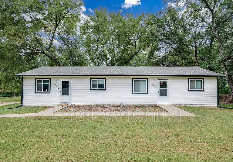 420 W Mahoney Dr — Photo 1