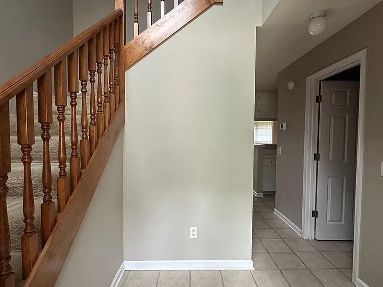 206 Foxchase Ln — Photo 2