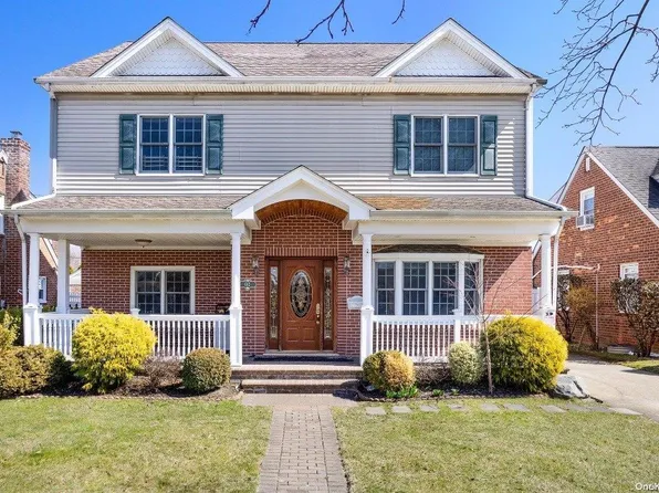 682 Foch Boulevard, Williston Park, NY 11596