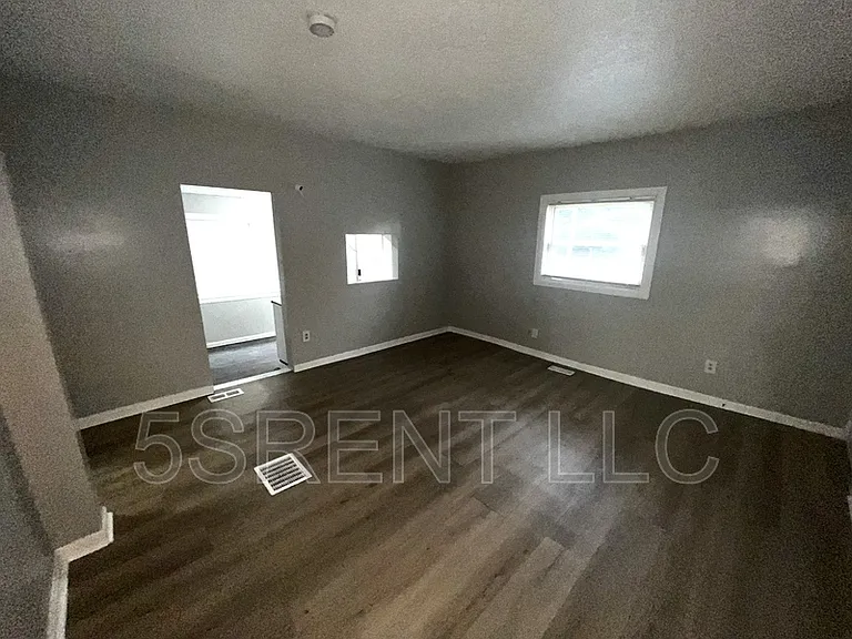 240 S Mary Ellen St #B — Photo 3