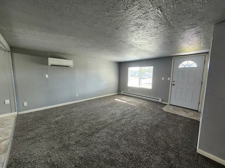 1327 Tunis Ave — Photo 5