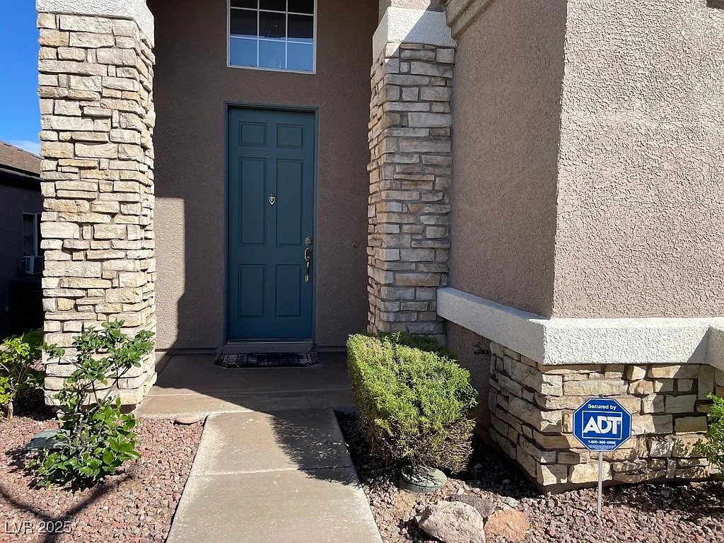 4 bed, 3.0 bath, 3401 sqft, $5,000 — Photo 2