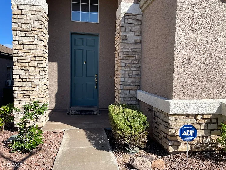 170 Arches Ct — Photo 2