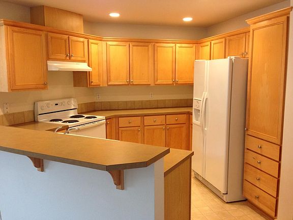 Maple cabinets and breakfast bar