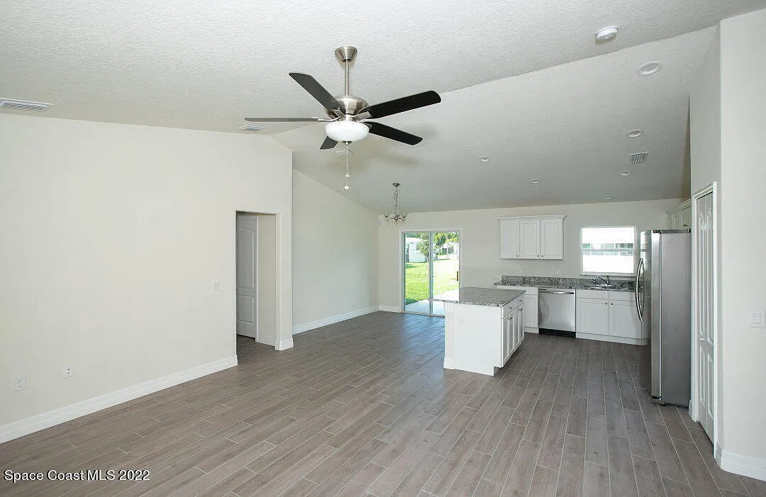3 bed, 2.0 bath, 1312 sqft, $2,000 — Photo 3