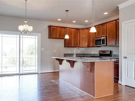 5th image of 258 Hickory Cir