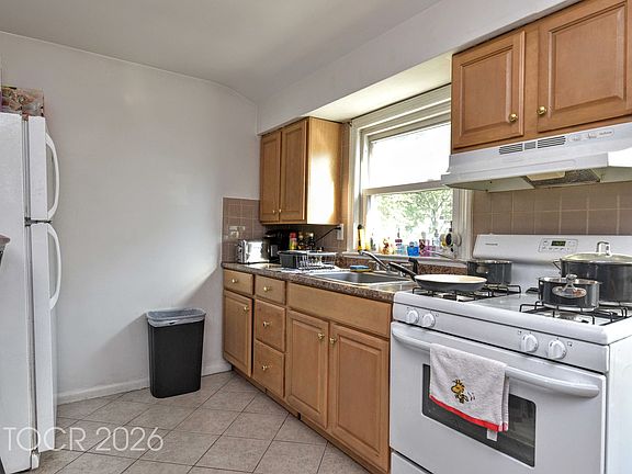 4th image of 176 Harding Pl