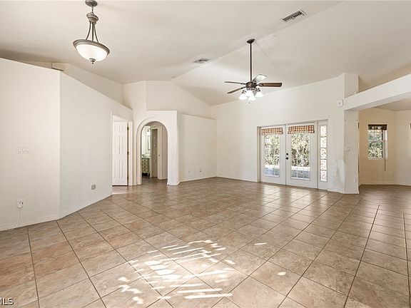 4th image of 216 Aurora Ave S