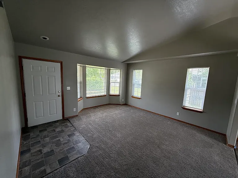 1211 E Elderberry Cir — Photo 3