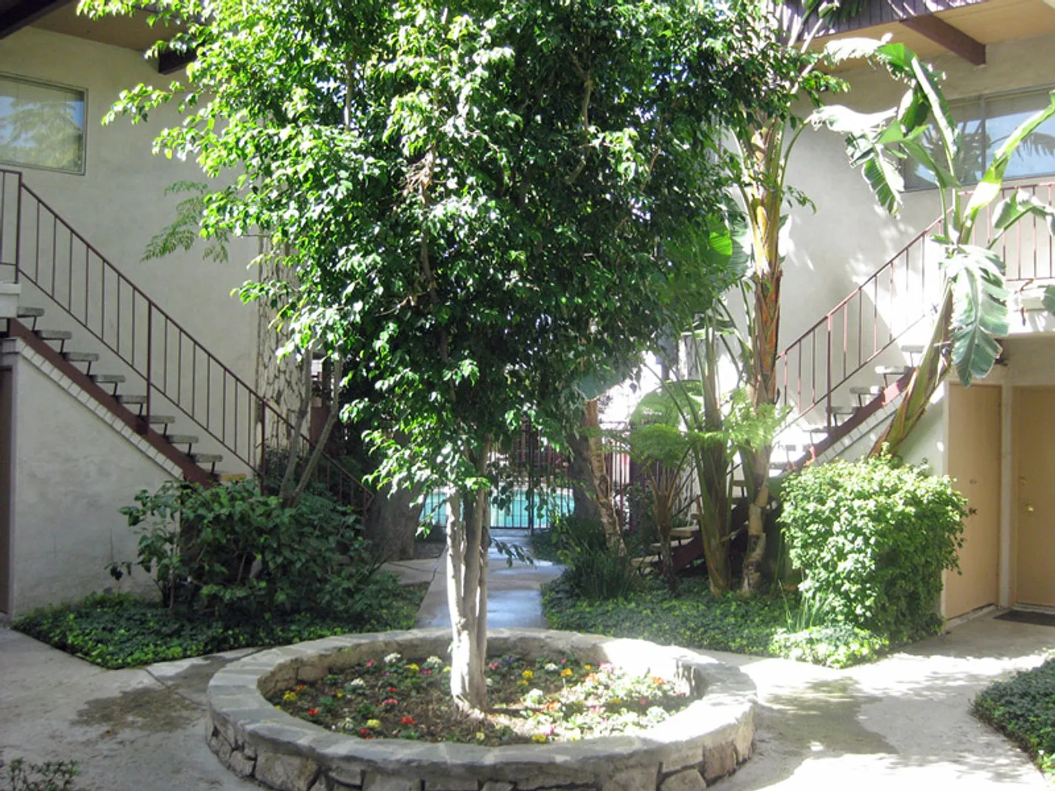 Lido Isle Apartments — Photo 3