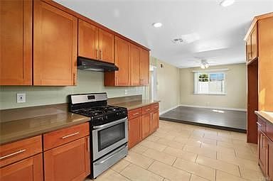 4th image of 377 E Nubia St