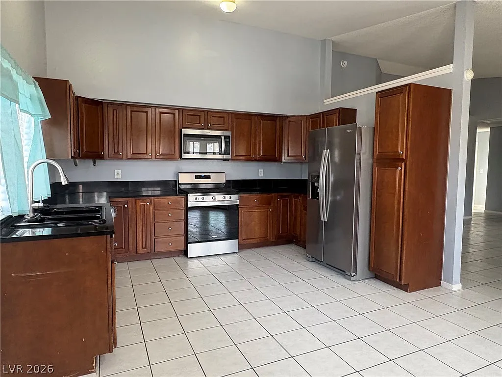 3 bed, 2.0 bath, 1199 sqft, $2,295 — Photo 4