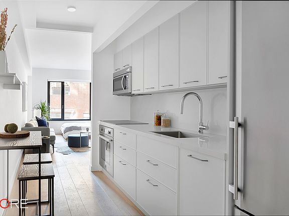 4th image of 211 W 29th St #4C