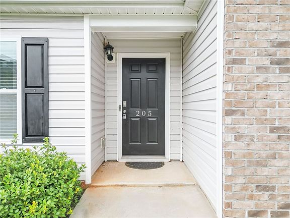 4th image of 205 Hillendale Way