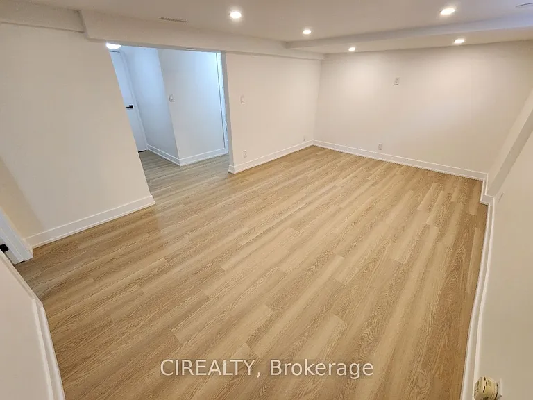 31 Bailey Cres #LOWER — Photo 11