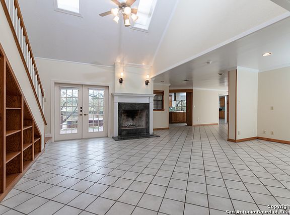 3rd image of 122 Broken Bough Ln
