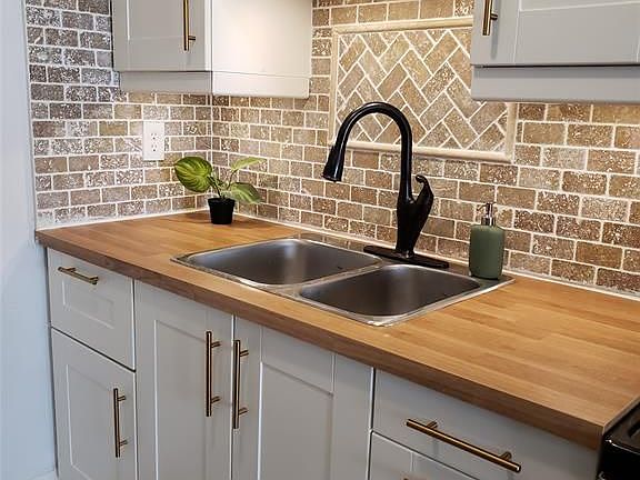 4th image of 6518 Thornberry Cres