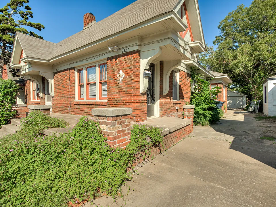 2527 NW 20th St