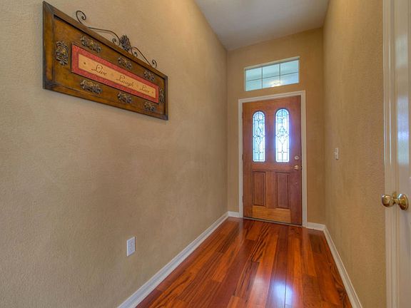 3rd image of 515 Meadow Oaks Dr