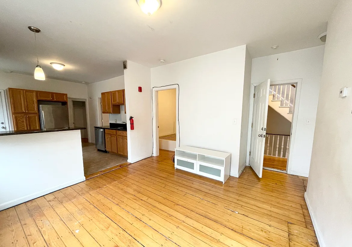 4 bed, 9999 sqft, $4,000 — Photo 3