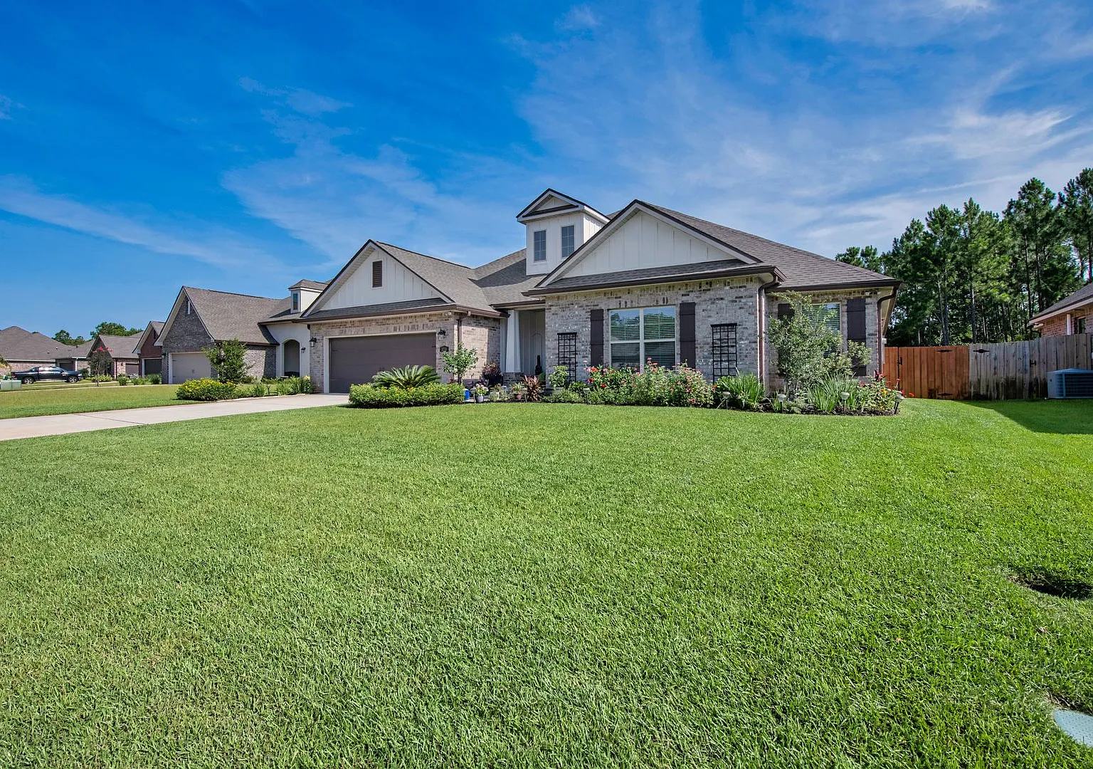 Full Pool & Lawn Service Included Luxury Living in Gulf Breeze! — Photo 3
