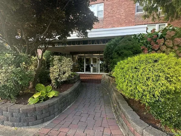 250 W Merrick Road #2F, Freeport, NY 11520