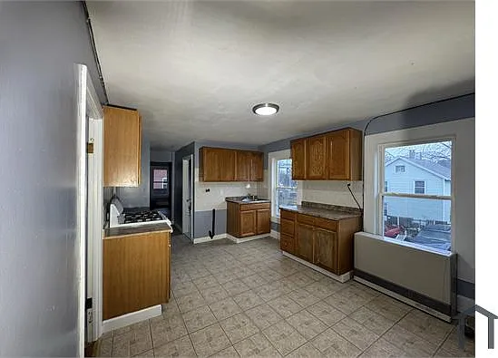 3 bed, 1000 sqft, $2,075 — Photo 3
